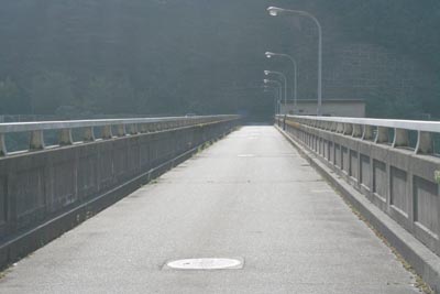 天端は自動車も通行可能