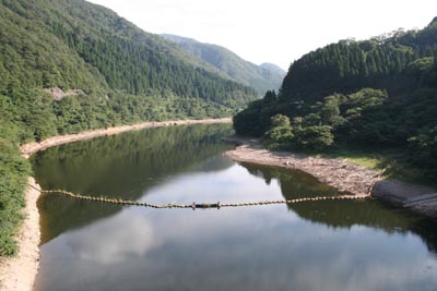 ダム湖は赤瀬湖と呼ばれています