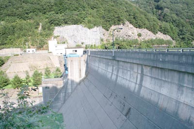 左岸から堤体を見る