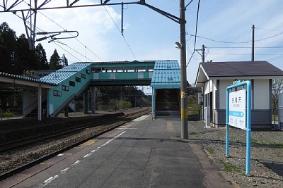 ホームと跨線橋