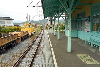 側線には保線用の車両が留置されています