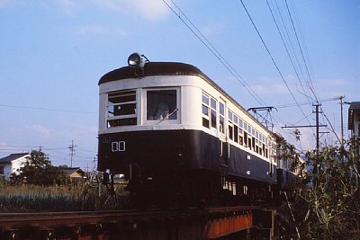 駅付近を走る電車