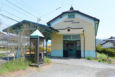 駅前には公衆電話も