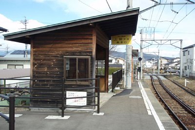 待合所がホーム上にあります