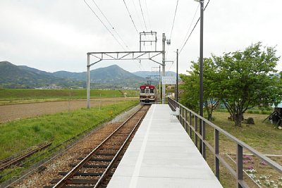 ホームに電車が到着します