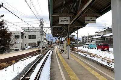 踏切そばから線路に沿って駅へ入ります