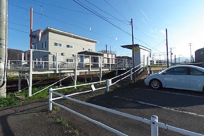ホームへの入り口と待合所