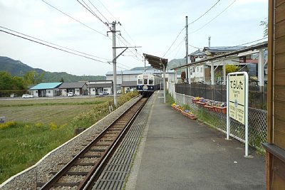 ホームに電車が到着します