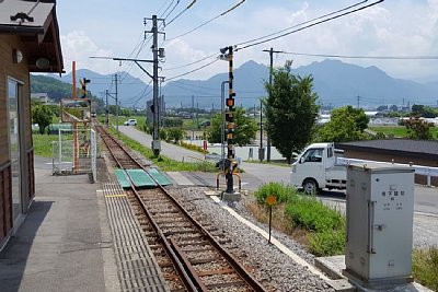 ホームのすぐそばに踏切があります