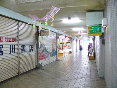 クレープ屋以外はシャッターが降りています