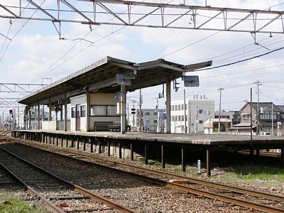 ホームは島式と単式の2面です。