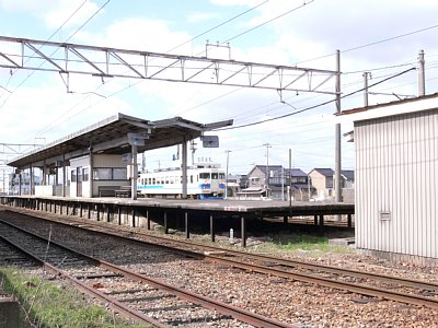 となりの北陸本線を走る普通列車