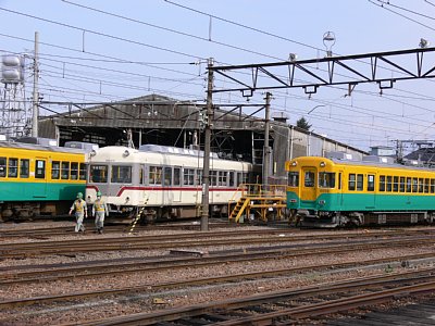 3番ホームから見た車両基地