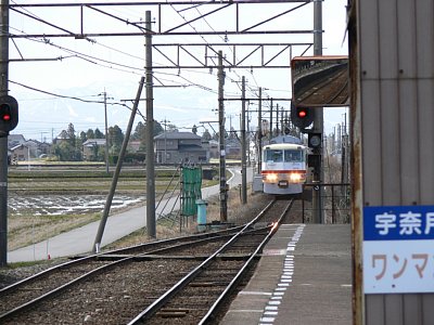 16010系特急電車が駅を通過します