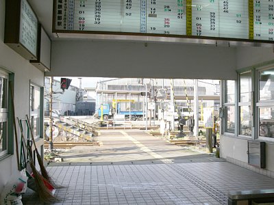 ホームへは構内踏切で渡ります