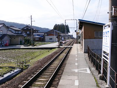 下立駅ホームを富山方面へ