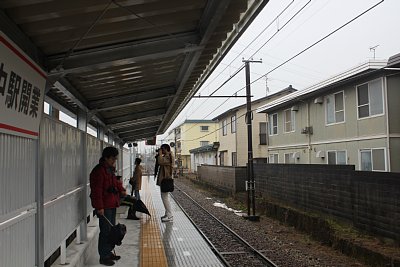 ホームの広さはさほどではないですね