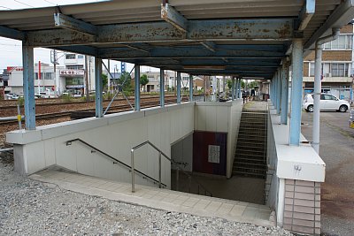 地下道で線路の反対側に出ることができます