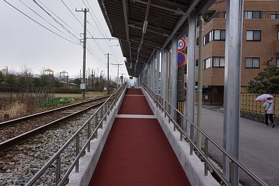 ホームへの通路はスロープになっています