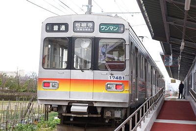 ホームに普通列車が入線しました