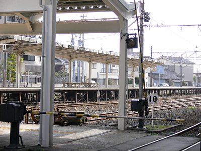 上滝線ホームと構内踏切