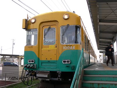 小杉駅に停車する10030系電車