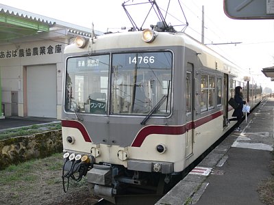 大庄駅に停車する14760系電車