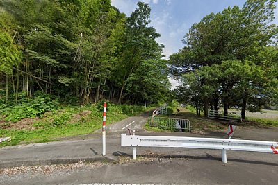 奥へ延びる遊歩道が線路跡です