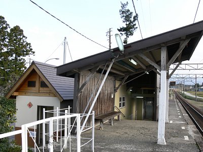 駅舎から階段でホームに上がります