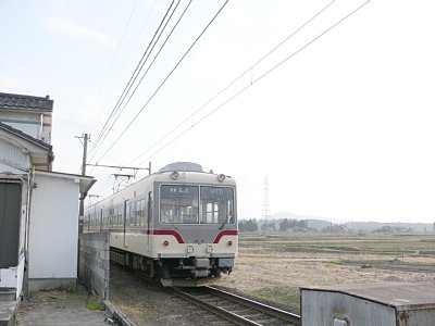 沢中山駅を出発する14760形電車