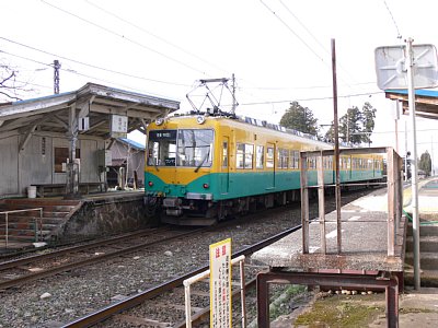 立山線ホームに停車中の14760系電車