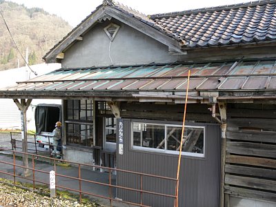 ホームから駅舎を見る