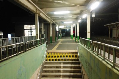 ホームから地下通路への階段