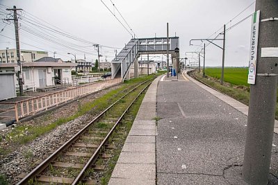 ホームはカーブしています