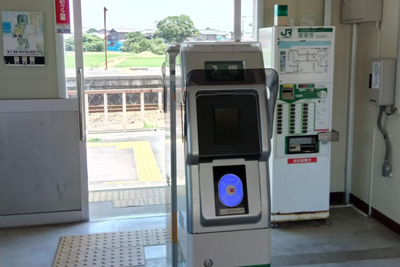 簡易Suica改札機と自動券売機