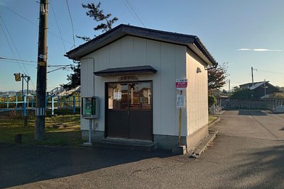 刈羽村コミュニティバス「ぴーちゃん」のバス停と待合室