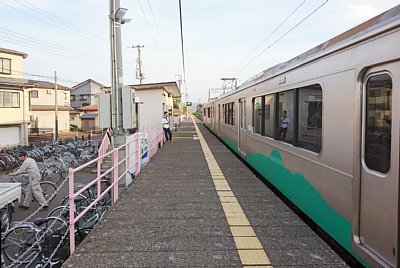 ホームに普通列車が停車しています
