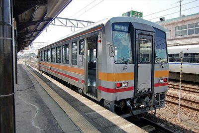 大糸線を走るキハ120