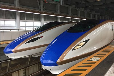 北陸新幹線ホームに停車するE7