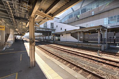 ホームは、跨線橋で連絡しています