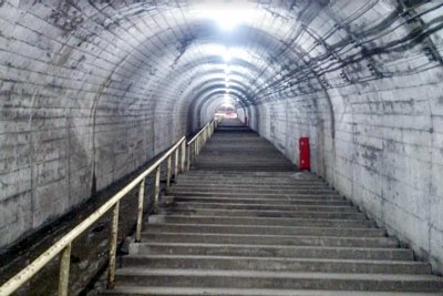 ホームからの階段は心臓破りです