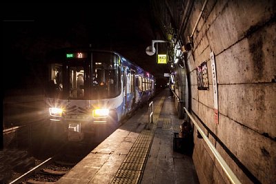 泊行きの普通列車が停車しました