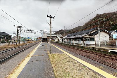 単式ホームと島式ホームをつなぐ跨線橋