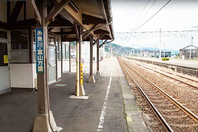 単式ホーム側に駅舎があります