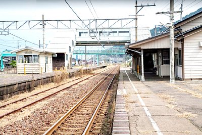 島式ホームと単式ホームをつなぐ跨線橋
