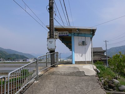 ホームへはスロープがあります