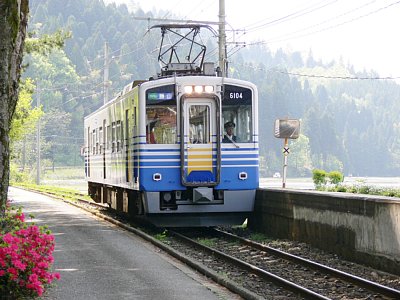 ”䓇‰w‚É“ž’…‚·‚éMC6104“dŽÔ