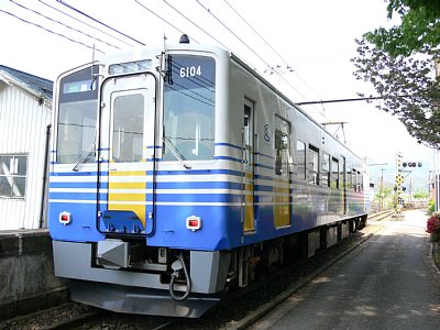 ”䓇‰w‚É’âŽÔ‚·‚éMC6104“dŽÔ