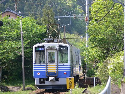福井行きMC6108電車が発車します