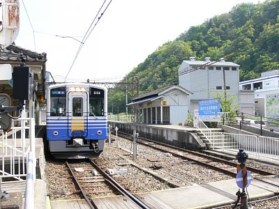 1番ホームに停車するMC6104電車